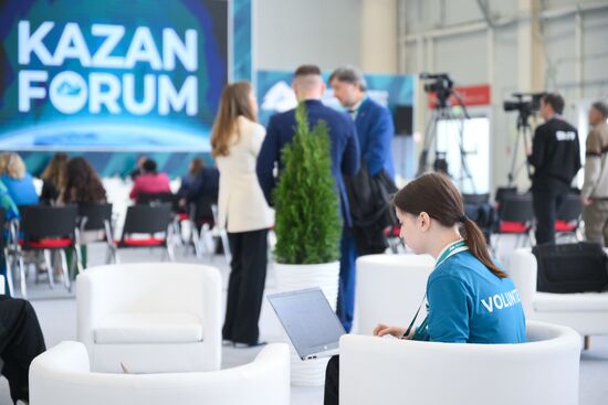 On the sidelines of KAZANFORUM 2024: Russia – Islamic World. To use the image, see the terms of use in the Kazanforum section of this media bank. Location: Russia, Republic of Tatarstan, Kazan. Author: Pavel Bednyakov/Sputnik. Russia – Islamic World: KAZANFORUM 2024