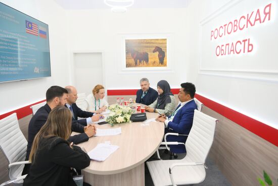The KAZANFORUM 2024: Russia – Islamic World. Meeting between First Deputy Governor of the Rostov Region Alexander Skriybin with representatives of the Ministry of Agriculture and Food Security of Malaysia. Photos can be used on terms listed in the media-bank's Forum section. Location: Russia, Republic of Tatarstan, Kazan. Author: Kristina Kormilitsyna/Sputnik. Russia – Islamic World: KAZANFORUM 2024