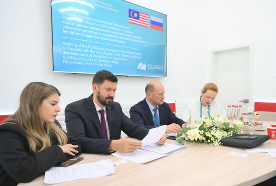 The KAZANFORUM 2024: Russia – Islamic World. Meeting between First Deputy Governor of the Rostov Region Alexander Skriybin with representatives of the Ministry of Agriculture and Food Security of Malaysia. Second left: Maxim Papushenko, Minister of Economic Development of the Rostov Region; third left: Alexander Skryabin, First Deputy Governor of the Rostov Regionю Photos can be used on terms listed in the media-bank's Forum section. Location: Russia, Republic of Tatarstan, Kazan. Author: Kristina Kormilitsyna/Sputnik. Russia – Islamic World: KAZANFORUM 2024