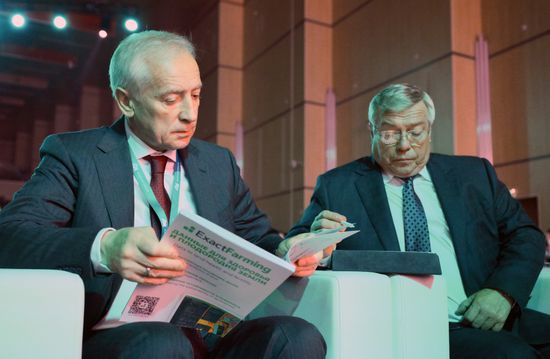 KAZANFORUM 2024. Plenary session: Financial and Logistics Infrastructure of Russia and the OIC Countries. Vladimir Mazur, Governor of the Tomsk Region, and Vasily Golubev, Governor of the Rostov Region. Photos can be used on terms listed in the media-bank's Forum section. Location: Russia, Republic of Tatarstan, Kazan. Author: Pavel Bednyakov/Sputnik. KAZANFORUM 2024. PLENARY SESSION: FINANCIAL AND LOGISTICS INFRASTRUCTURE OF RUSSIA AND THE OIC COUNTRIES