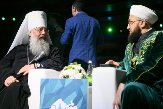 KAZANFORUM 2024. Plenary session: Financial and Logistics Infrastructure of Russia and the OIC Countries. Left: Metropolitan Kirill of Kazan and Tatarstan, head of the Tatarstan Metropolis Kamil Hazrat Samigullin, Mufti, Chairman of the Spiritual Administration of Muslims of the Republic of Tatarstan. Photos can be used on terms listed in the media-bank's Forum section. Location: Russia, Republic of Tatarstan, Kazan. Author: Kristina Kormilitsyna/Sputnik. KAZANFORUM 2024. PLENARY SESSION: FINANCIAL AND LOGISTICS INFRASTRUCTURE OF RUSSIA AND THE OIC COUNTRIES