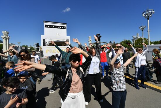 RUSSIA EXPO. Warmup exercises with Sergei Karyakin and Yekaterina Lobysheva