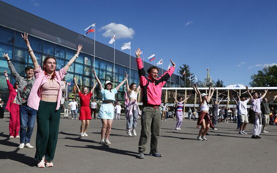 RUSSIA EXPO. The Beautiful Afar flashmob