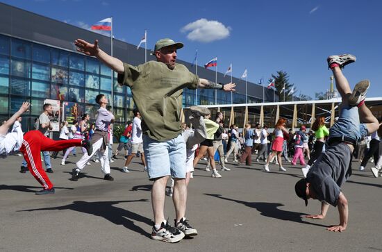 RUSSIA EXPO. The Beautiful Afar flashmob