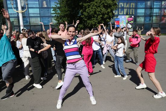 RUSSIA EXPO. The Beautiful Afar flashmob