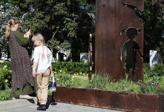 RUSSIA EXPO. Live stele unveiled jointly with LizaAlert