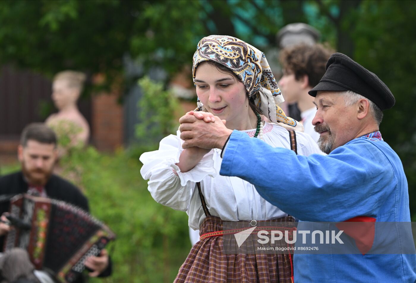 Russia Karavon Folk Holiday