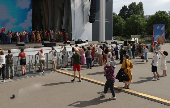 RUSSIA EXPO. Russia. Children. Wind Rose concert