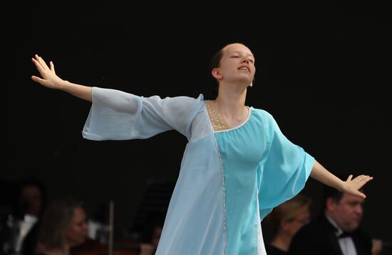 RUSSIA EXPO. Russia. Children. Wind Rose concert