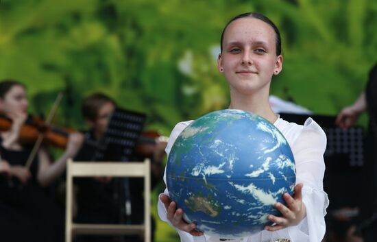 RUSSIA EXPO. Russia. Children. Wind Rose concert