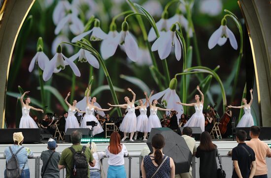 RUSSIA EXPO. Russia. Children. Wind Rose concert