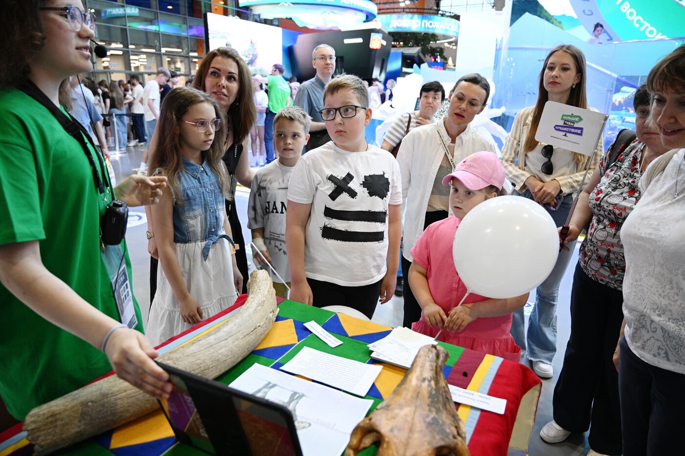 RUSSIA EXPO. Young guides give tours for children