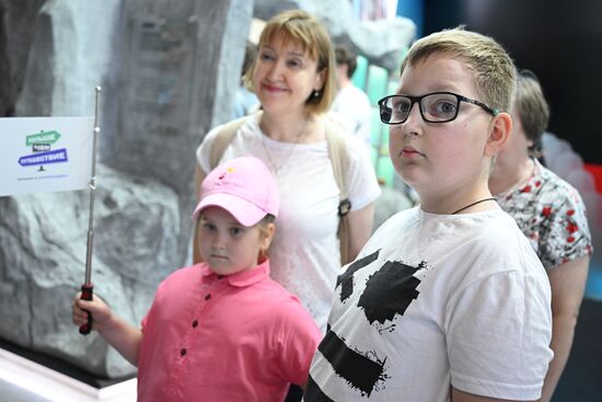 RUSSIA EXPO. Young guides give tours for children