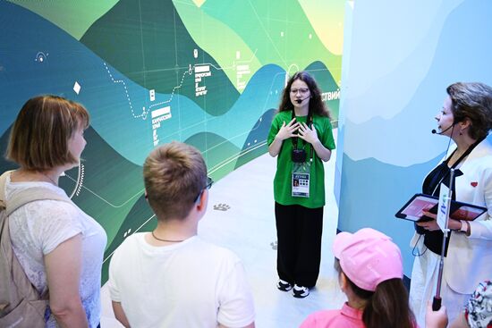 RUSSIA EXPO. Young guides give tours for children