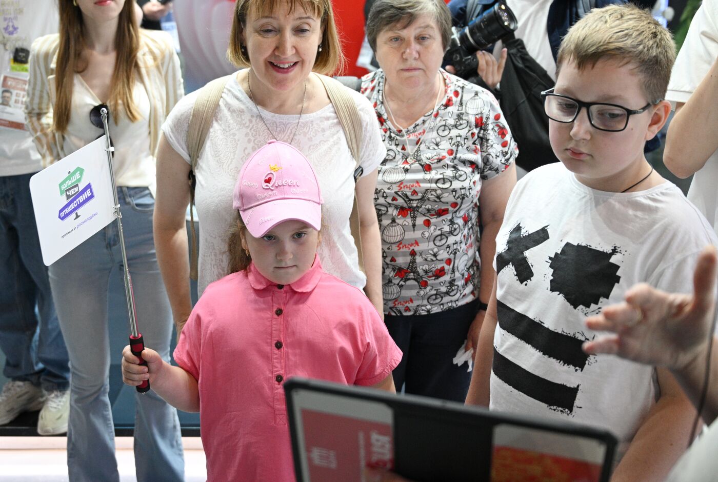 RUSSIA EXPO. Young guides give tours for children