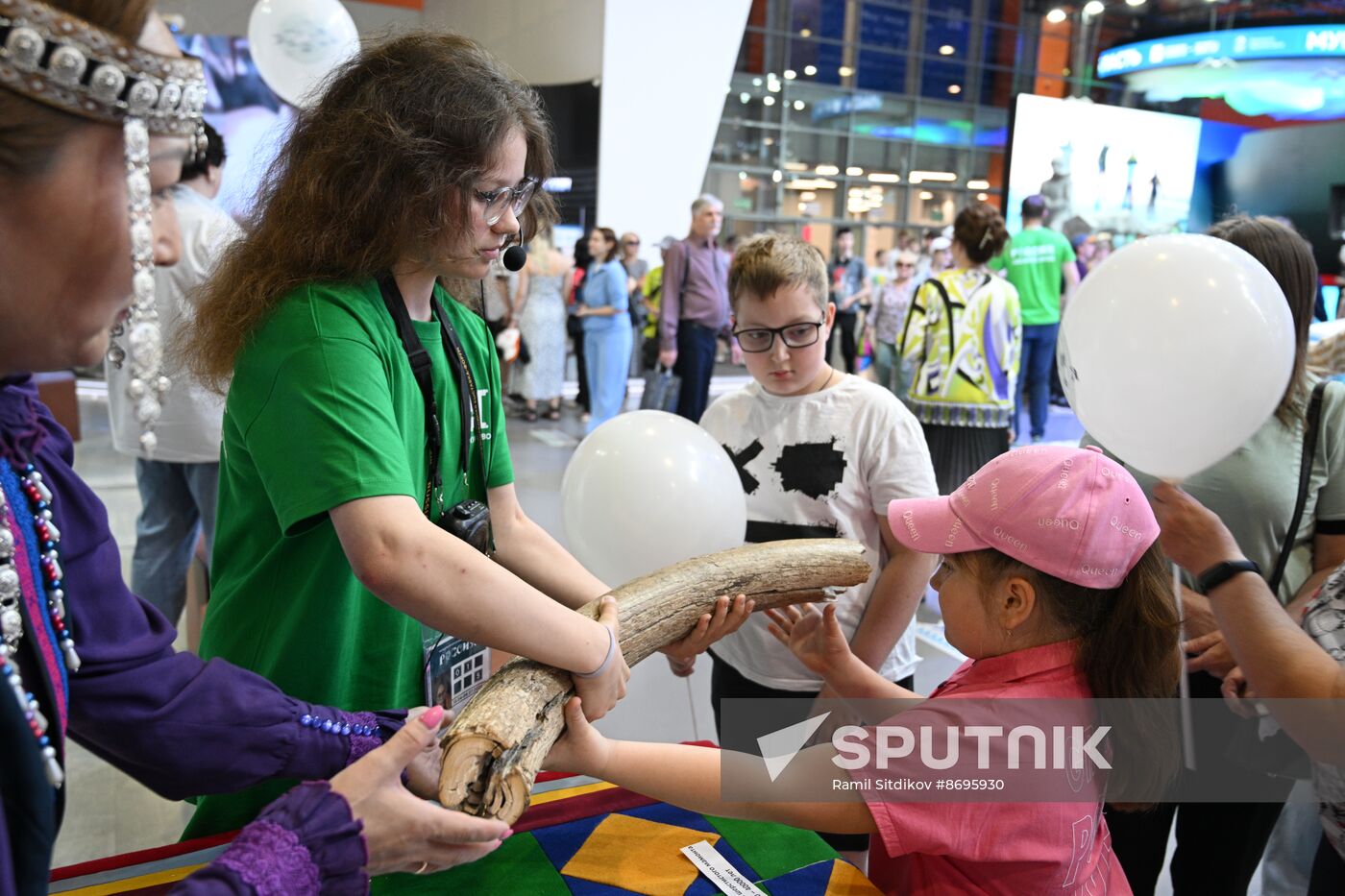 RUSSIA EXPO. Young guides give tours for children