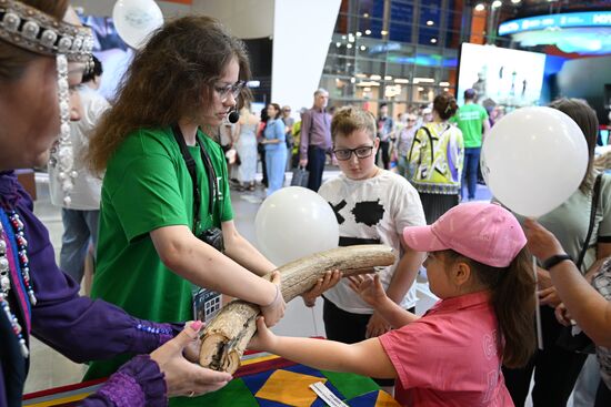 RUSSIA EXPO. Young guides give tours for children