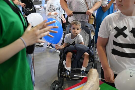 RUSSIA EXPO. Young guides give tours for children