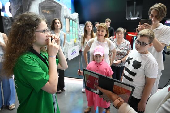 RUSSIA EXPO. Young guides give tours for children