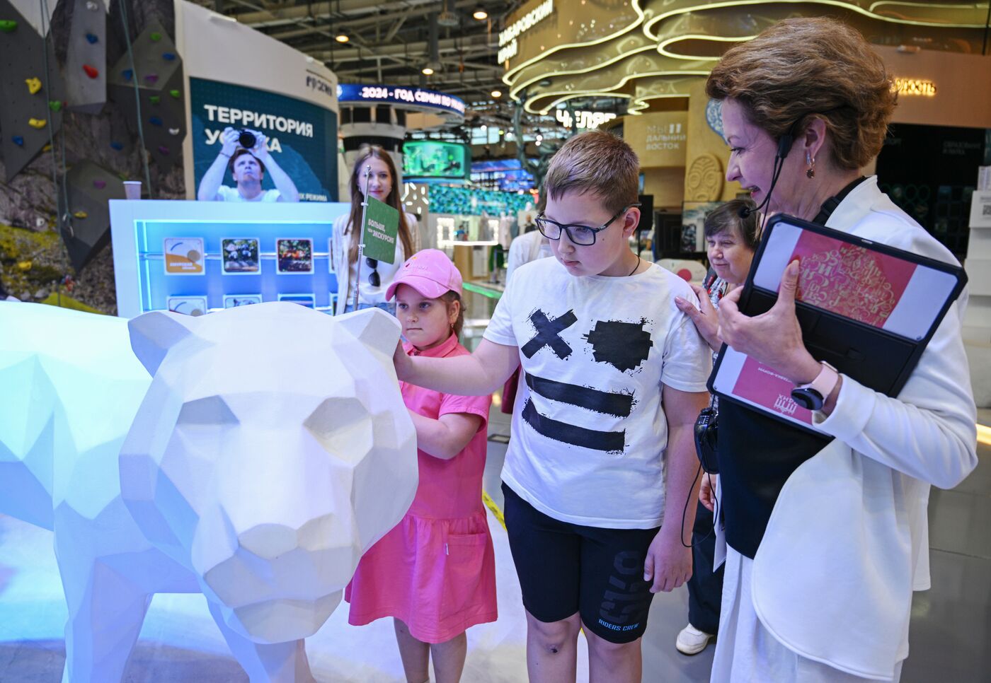 RUSSIA EXPO. Young guides give tours for children