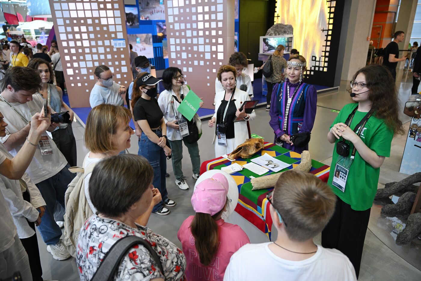 RUSSIA EXPO. Young guides give tours for children