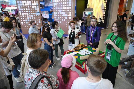 RUSSIA EXPO. Young guides give tours for children
