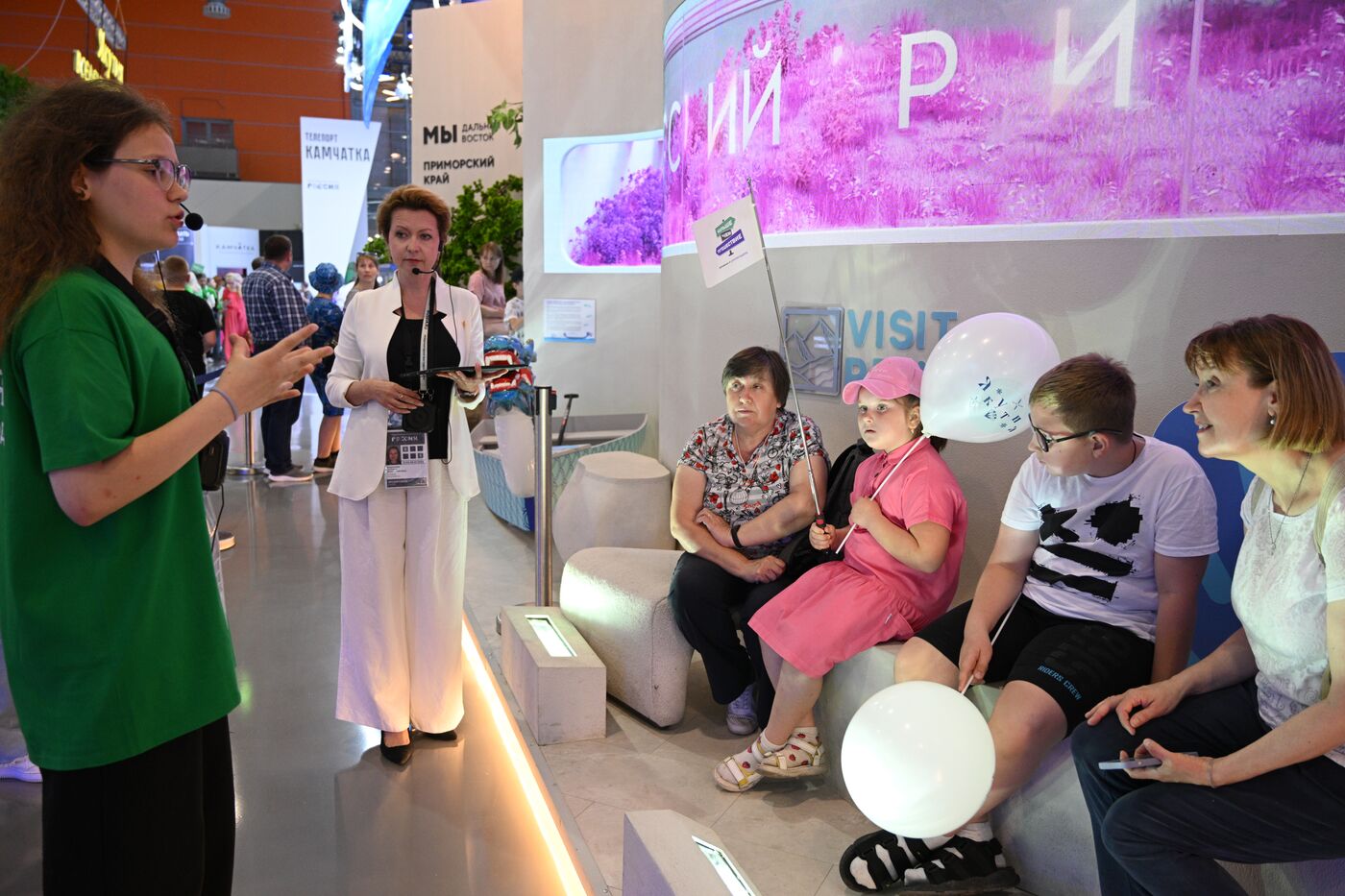 RUSSIA EXPO. Young guides give tours for children