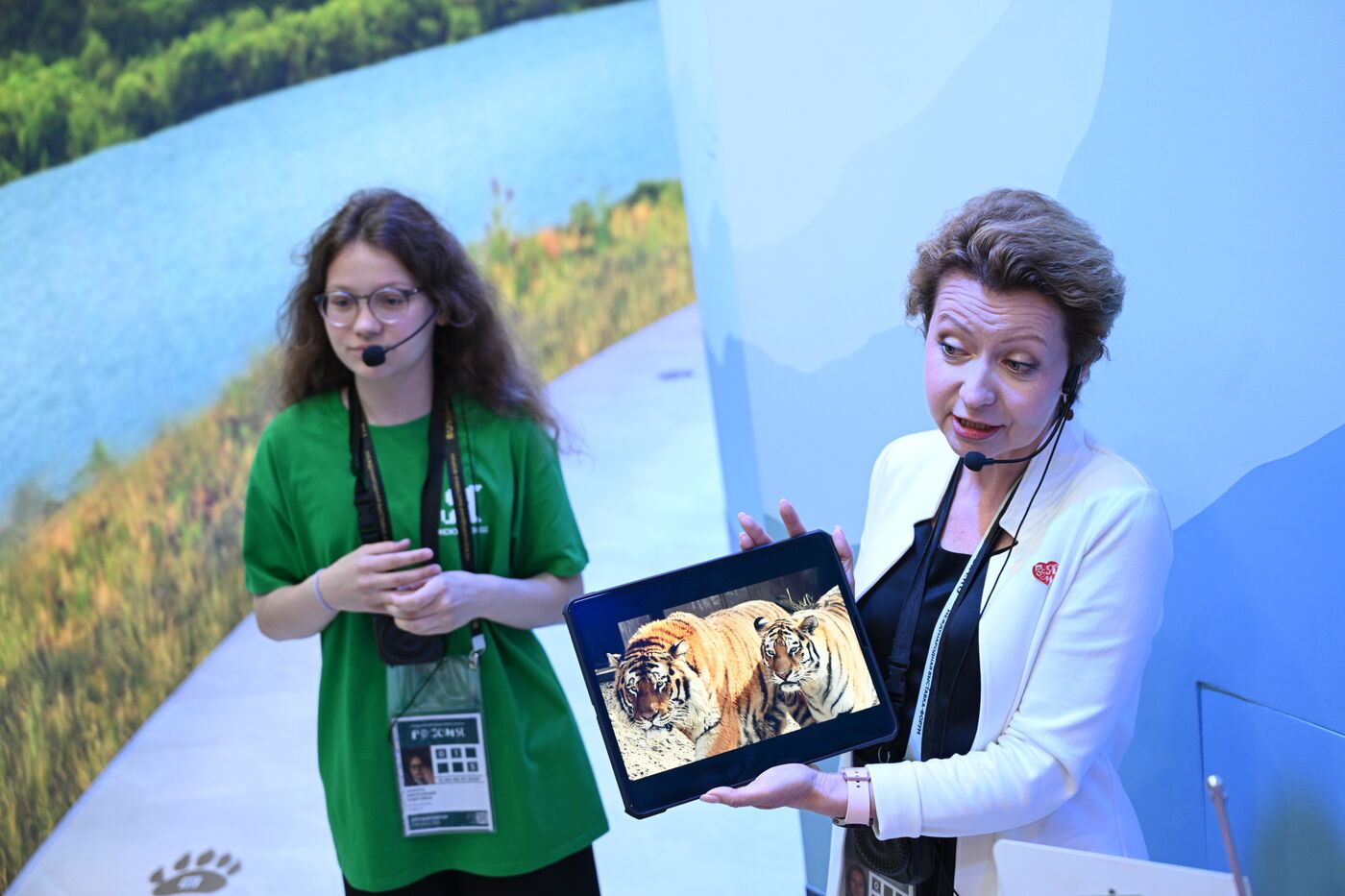 RUSSIA EXPO. Young guides give tours for children