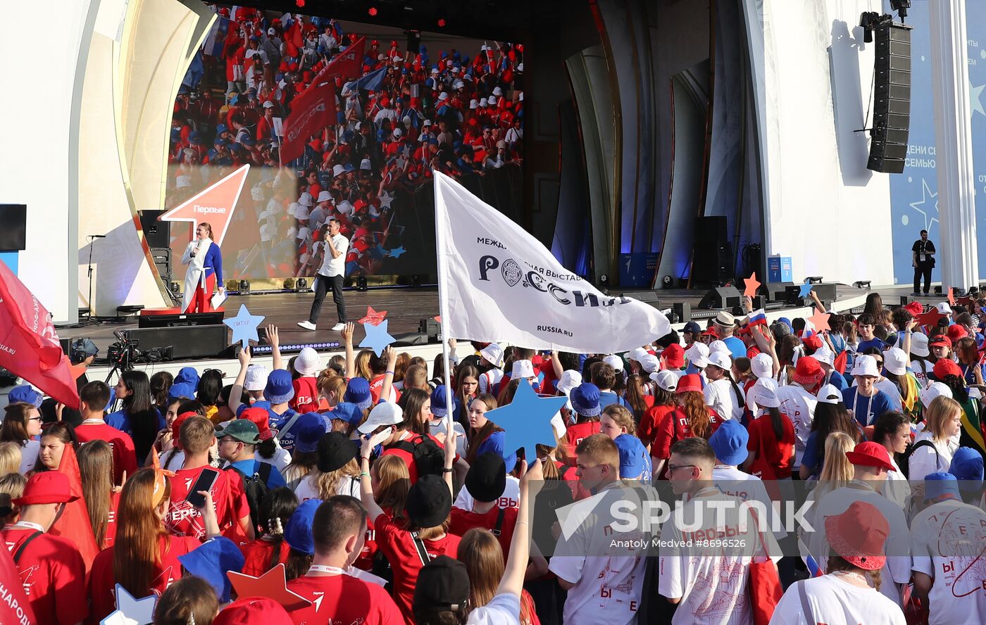 RUSSIA EXPO. The procession of dreamers