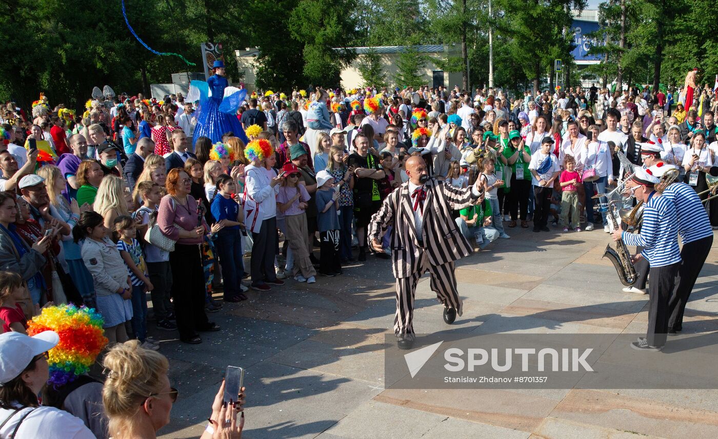 RUSSIA EXPO. Circus procession
