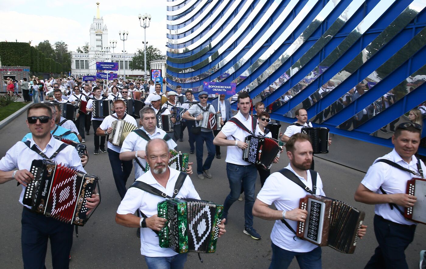 RUSSIA EXPO. Triumph of the Russian Accordion: Grand procession of playing orchestra