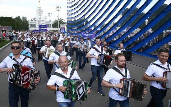 RUSSIA EXPO. Triumph of the Russian Accordion: Grand procession of playing orchestra