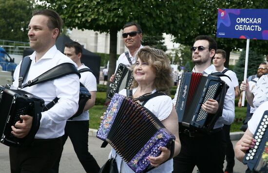 RUSSIA EXPO. Triumph of the Russian Accordion: Grand procession of playing orchestra