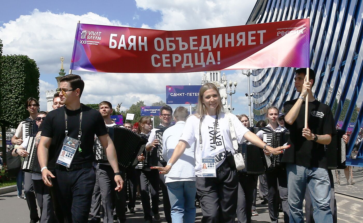 RUSSIA EXPO. Triumph of the Russian Accordion: Grand procession of playing orchestra