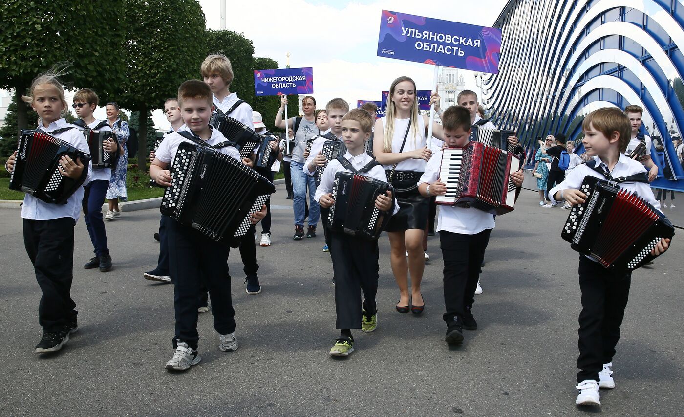 RUSSIA EXPO. Triumph of the Russian Accordion: Grand procession of playing orchestra