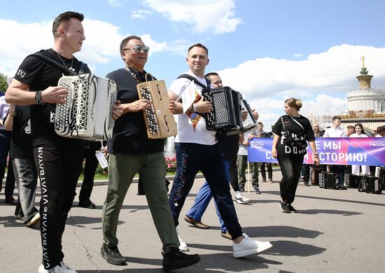 RUSSIA EXPO. Triumph of the Russian Accordion: Grand procession of playing orchestra