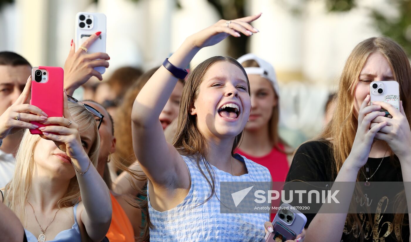 Russia EXPO. Festive concert ahead of Youth Day