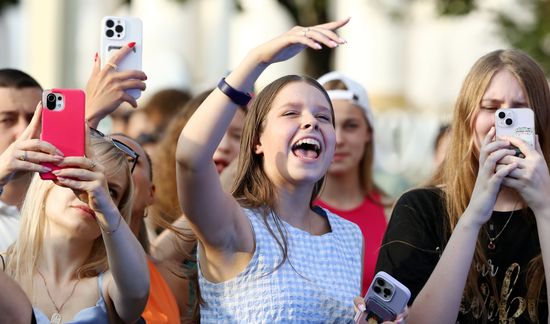 Russia International Exhibition and Forum. A festive concert ahead of Youth Day on the Main Street Stage. Spectators. Location: Russia, Moscow. Author: Anatoly Medved/Sputnik. Russia EXPO. Festive concert ahead of Youth Day