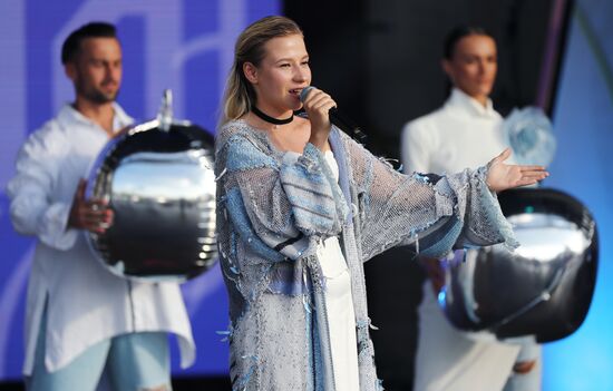 Russia International Exhibition and Forum. A festive concert ahead of Youth Day on the Main Street Stage. Asya Zykova. Location: Russia, Moscow. Author: Anatoly Medved/Sputnik. Russia EXPO. Festive concert ahead of Youth Day
