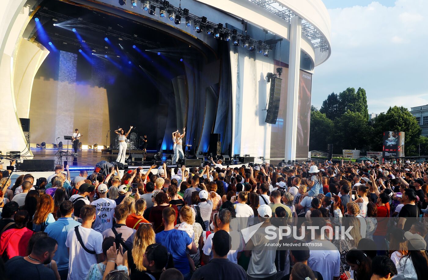 Russia EXPO. Festive concert ahead of Youth Day