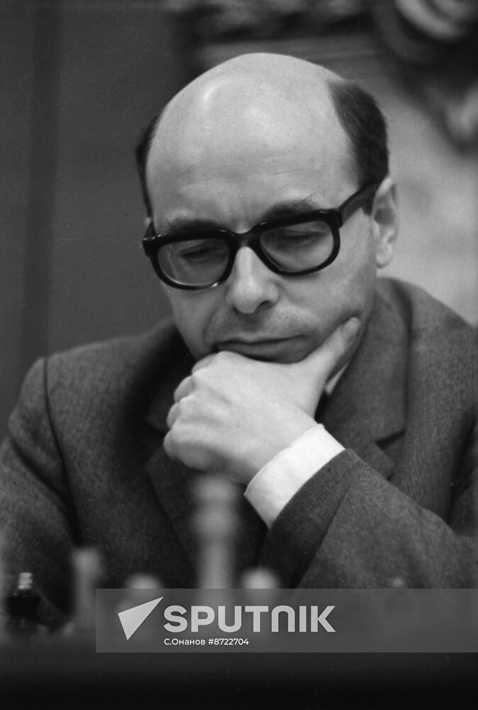 Soviet grand master David Bronshtein plays chess