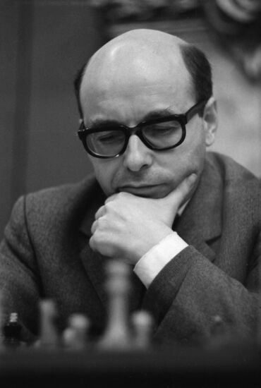 Soviet grand master David Bronshtein plays chess