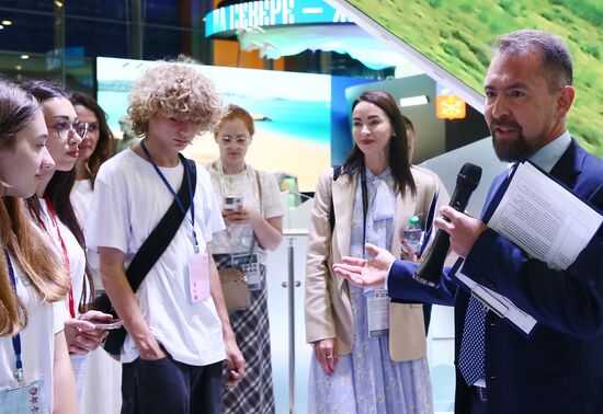 RUSSIA EXPO. Tour with Znaniye around Far Eastern regions' stands with Yury Trutnev