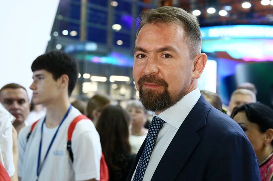 RUSSIA EXPO. Tour with Znaniye around Far Eastern regions' stands with Yury Trutnev