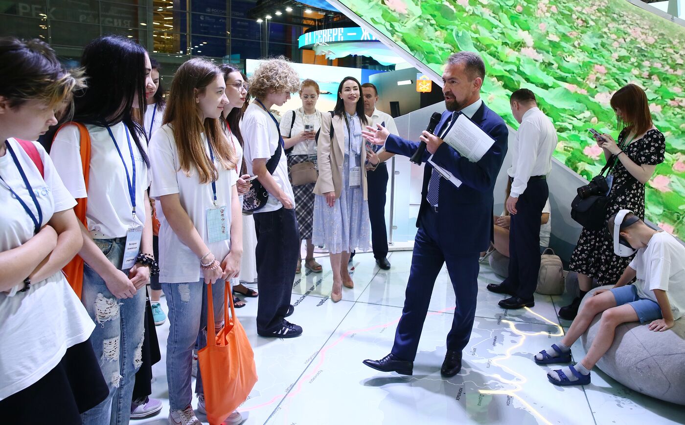 RUSSIA EXPO. Tour with Znaniye around Far Eastern regions' stands with Yury Trutnev