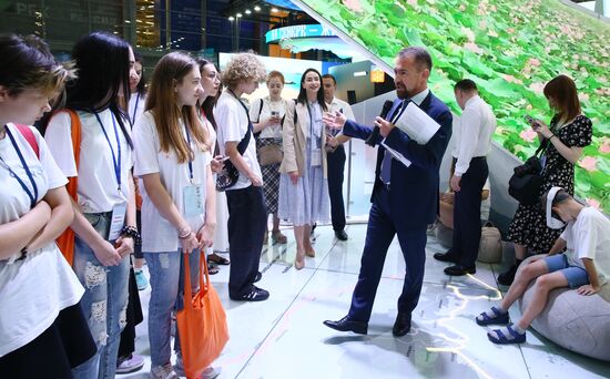 RUSSIA EXPO. Tour with Znaniye around Far Eastern regions' stands with Yury Trutnev