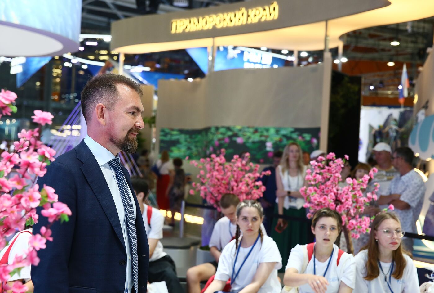 RUSSIA EXPO. Tour with Znaniye around Far Eastern regions' stands with Yury Trutnev