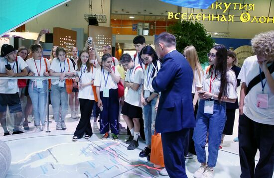 RUSSIA EXPO. Tour with Znaniye around Far Eastern regions' stands with Yury Trutnev