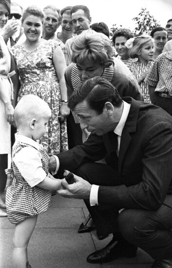 Participants in 3rd Moscow International Film Festival Yves Montand and Simone Signoret out strolling