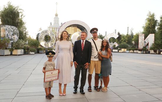 RUSSIA EXPO. One of exhibition's last visitors receives honorary certificate as part of closing ceremony